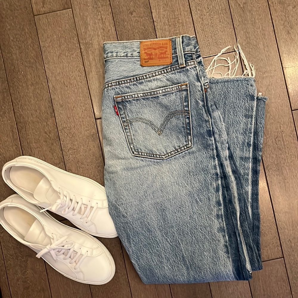 LEVI 501 slightly distressed, boot cut